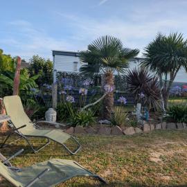 Mobil-home entre terre et mer, hotel in Les Loges