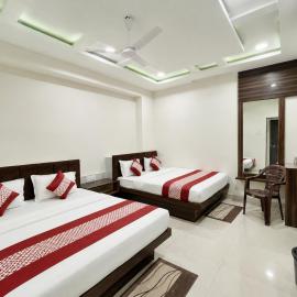 Near Mahakal Temple & Railway station - SLMR HOTEL- Fully Air conditioned Rooms with Wifi And Parking, , BEST FAMILY HOTEL IN UJJAIN, hotel Uddzsaínban