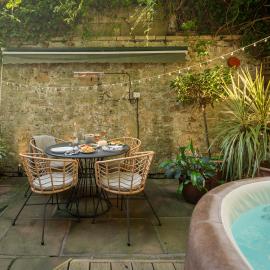 Dashwood Apartment - Two-Bed Apartment with Hot Tub, Hotel in Bath
