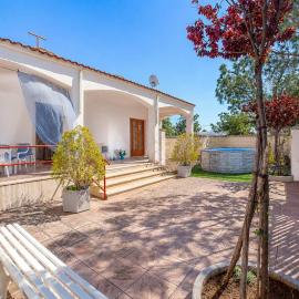 Villa Tati con Piscina a soli 550 mt dal mare di Torre Colimena, hôtel à Torre Colimena