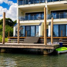 Hainer See - Ferienhaus Seeblick mit eigenem Steg direkt am Wasser, hotell i Kahnsdorf