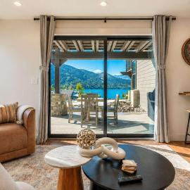 Stylish Lakefront Condo F5 Wapato Point Chelan