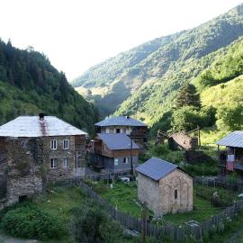 Raul Lushnu Darbaz, hotel i Mestia