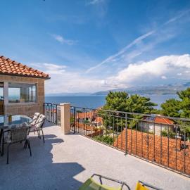 Adriatic Sea View Penthouse Apartment with parking - 5 min walk to coast, hotel u gradu 'Postira'