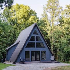 The Shady Roost | Cozy Cabin w/ Hot Tub & Fire Pit، فندق في Cave-in-Rock