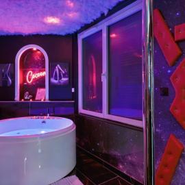 Dark Desir, Jacuzzi, Barre et Croix de St André, hotel em La Flèche