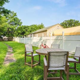 4 Mi to Cedar Point! Spacious Home w/ Fenced Yard, hotel u gradu Sandaskaj