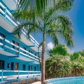 Budget-Friendly Suite with WiFi AC Shared Pool & Grill - Bike to Beach, hotel in Caye Caulker