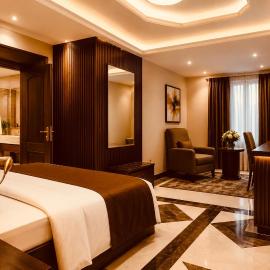 E-Luxe Suites Hotel
