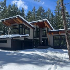Luxury Mountain Getaway Near Crystal & Rainier, hotell i Enumclaw