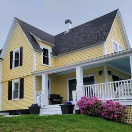 Oceanfront Classic Maine Cottage In Close Walking Distance To Beaches!, hotel in York