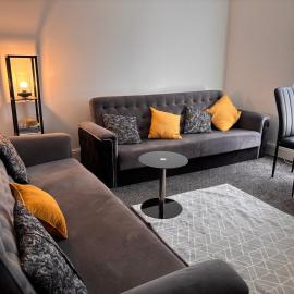 1 Bedroom Flat - Manchester Airport Apartment - 7 mins to MAN - Staycations & Business stays!