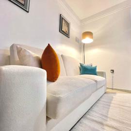 Sunset Stays near UN, Two Rivers & Village Market with Gym & Pool, hotel u gradu 'Ruaka'