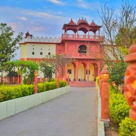 Alivaa Heritage Lotwara Fort - Near Shri Mehandipur Balaji Temple, hotell i Dausa