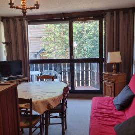 Ski-inski-out studio with balcony