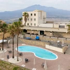 Kento Resort Hotel، فندق في Centuripe