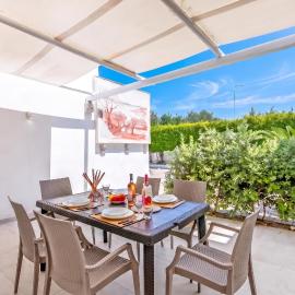 Pino Resort with shared pool, hotel u gradu 'Torre Lapillo'