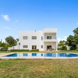 Villa avec piscine 10 min de la plage à Harhoura، فندق في تمارة