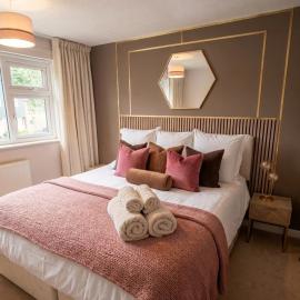 Deluxe Large 5-Bed-2 Baths-Parking-Great for Groups-Contractors-Families-Royal Leamington Spa-Warwickshire-By The Home Makers Hub, hotel v mestu Leamington Spa