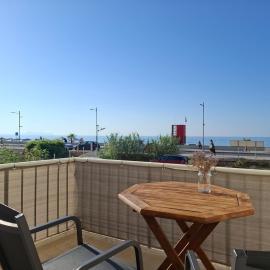 Sea View Apartment by the Beach