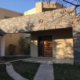 Casa barrio cerrado con 24-Horas de seguridad en Chacras de coria Mendoza