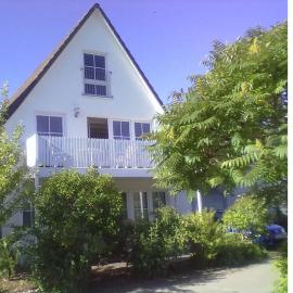 Ruhige, moderne Maisonette Ferienwohnung Rügensonne mit großem Balkon - umgeben vom Wasser, hotel in Breege