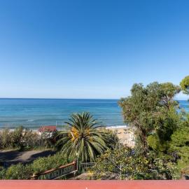 House with terrace and direct access to the beach