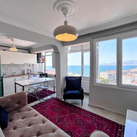 Renovated comfy apartment with unique sea view, hotel in Konak