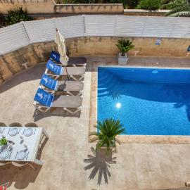 Girardu Holiday Home, hotel a Victoria