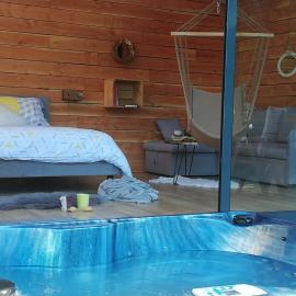 Cabane perchée avec jacuzzi, hotel em La Roche-Maurice