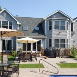 Beautiful 6-Bedroom Escape Featuring a Private Pool, hotel v destinácii Hampton Bays
