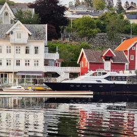 Waterfront Fjord Villa Near Bergen, Boat, Fishing Family Paradise, hotel i Lindås