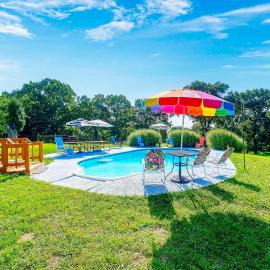Pool, Large Porch! Country Home Near Roaring River, hotel in Seligman