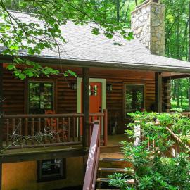 Rustic 2BR Cabin - HOT TUB & Fireplace - Oakland, hotel in McComas Beach