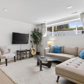 Roomy West Van 2BR Home. Steps to Dundarave Beach