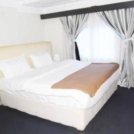 KAA Highway Hotel، فندق في Mukono