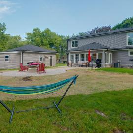 Walk to Beach! McCullom Lake Family Getaway, hotel a McHenry