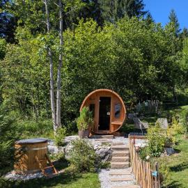 Ferienhaus Lechner am Waldrand mit Holzfasssauna & Außendusche, Bergblick und Naturgarten", hotel in Abtenau