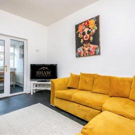 Sapphire House - Modern 4BR Home - Sleeps 9 - Parking & Garden, hotel in Balby