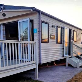 A stunning high spec 6 berth caravan by the sea, hotel in Rhyl