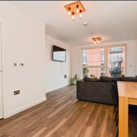 Modern top floor 1 bedroom apartment with balcony & sky views