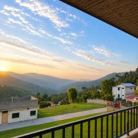 Spacious 3BR 5 Min to Chairlift Mountain Views, hotel in Patriata