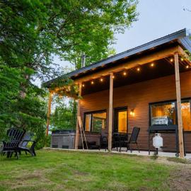 Le Huard - Waterfront Cabin with Spa, hotel in Valcartier Station