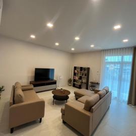 ApoHouse34 Minimalist townhome near Phuket Old Town, hotel in Ban Lo Long