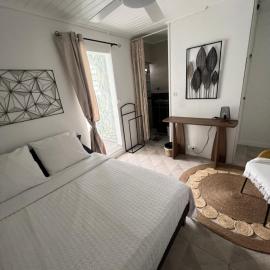 L Escale Fleurie chambre avec entrée indépendante, hotel in Schœlcher
