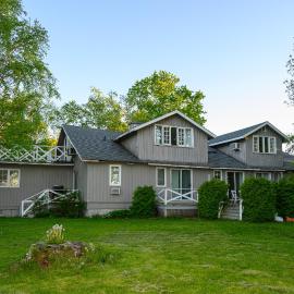 8 Mayfair Entire 10BR Cottage Beach, Kayaks, hotell sihtkohas Georgina
