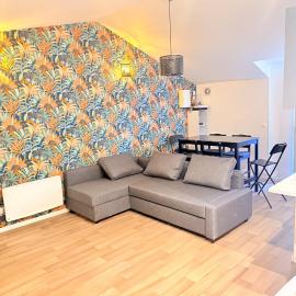 Family apartment with terrace near Paris, hotel in Drancy