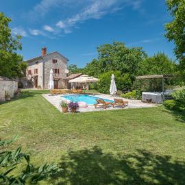 Villa Etore, hotel u gradu Tinjan