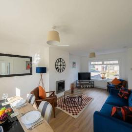 Derry House - Spacious 3 bed house with parking in Aberdeen