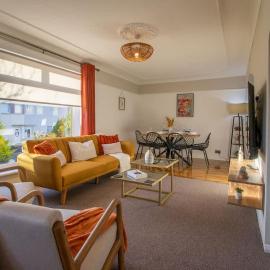 The Bridge- 3 Bedrooms in Coatbridge with Driveway, hotel in Coatbridge